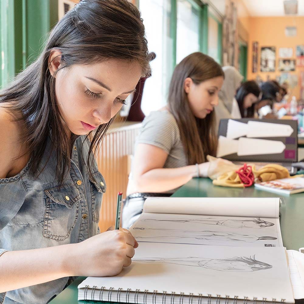 Imb Corso Design Ragazza Che Disegna.jpg